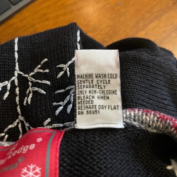 Vintage Christmas Sweater Holiday Lodge Size Large Deer Snowflakes Ice Skates - Picture 7 of 7